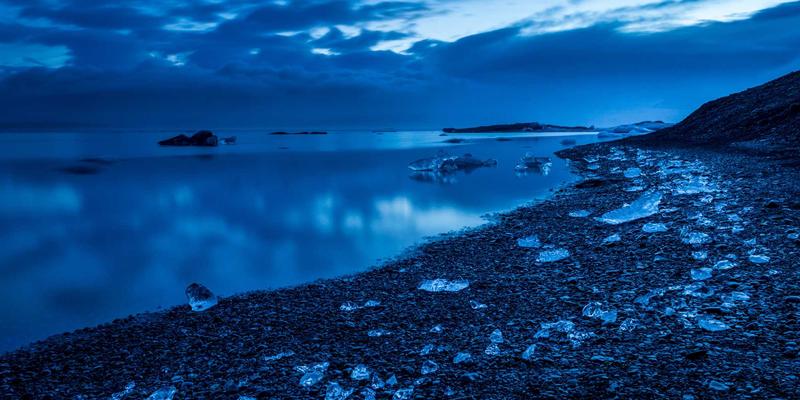 艺术品拍卖新纪元：线上平台发展趋势与古董鉴定信任机制构建